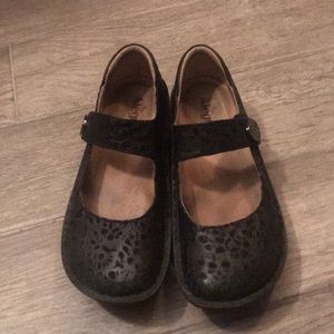 Black Alegria Nursing Clogs